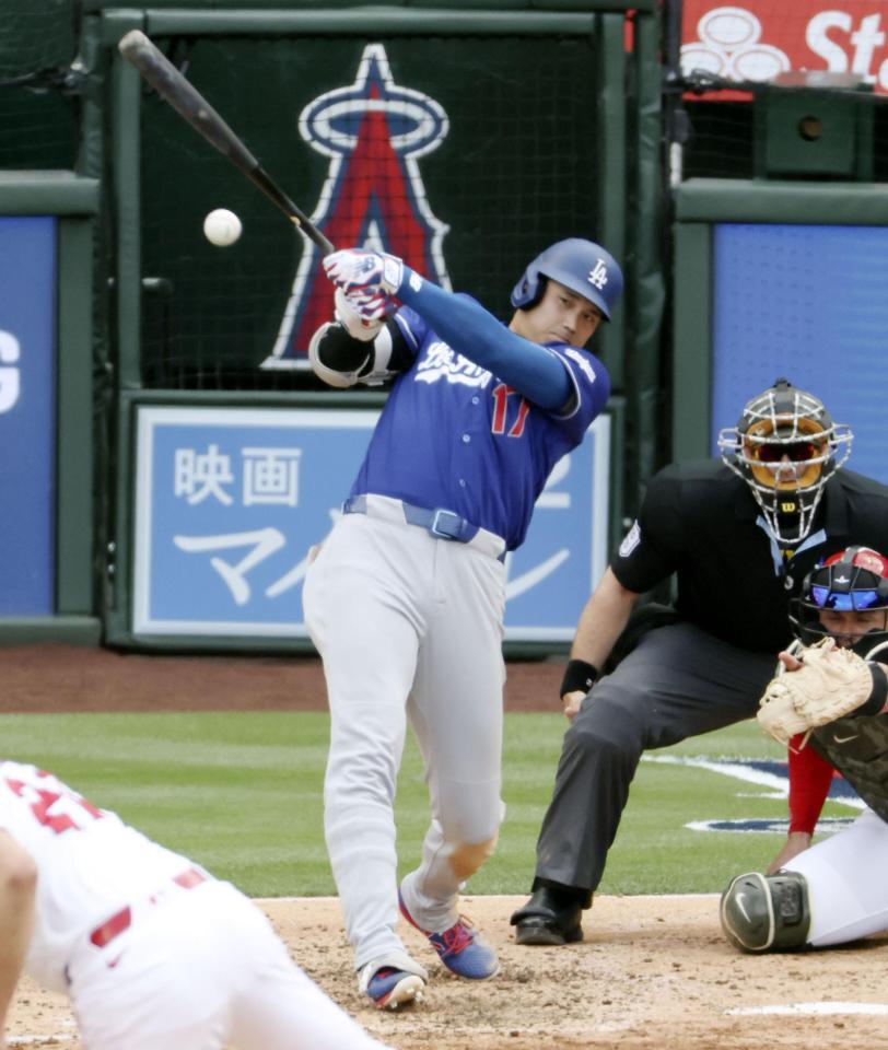 ４回、右前に２点打を放つ大谷（共同）