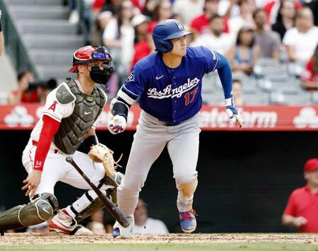 　４回、右前に２点打を放つ大谷（共同）