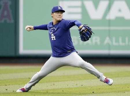 試合前、調整する山本（共同）