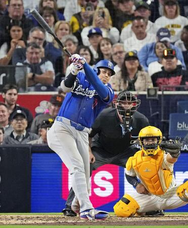 　パドレス戦の８回、右前打を放つドジャース・大谷＝サンディエゴ（共同）