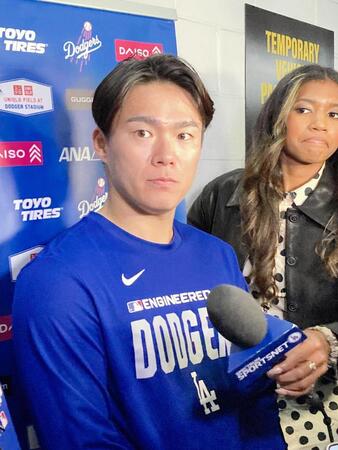 　試合後、報道陣の質問に答える山本（撮影・小林信行）