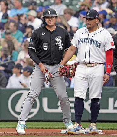 　マリナーズ戦の１回、四球で出塁したホワイトソックス・村上＝シアトル（共同）