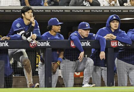 　パドレス戦の９回、ベンチで試合を見つめるドジャース・大谷（左端）。右端は佐々木＝サンディエゴ（共同）