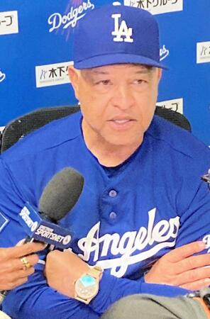 　試合後の会見でキム・ヘソンの走塁について語るロバーツ監督（撮影・小林信行）
