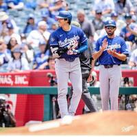 ヒットを放ち、一塁塁上で笑みを浮かべる大谷（ロサンゼルス・ドジャース提供）