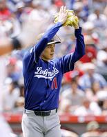 　６回、シャヌエルを中飛に打ち取りグラブをたたく佐々木（共同）