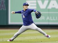 試合前、調整する山本（共同）