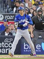 　パドレス戦の４回、四球を選んだドジャース・大谷＝サンディエゴ（共同）