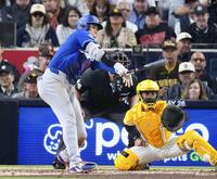 　パドレス戦の６回、捕前内野安打を放つドジャース・大谷＝サンディエゴ（共同）