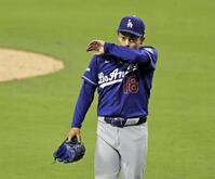 　パドレス戦の７回を投げ終え、ベンチに戻るドジャース・山本。打線の援護がなく４敗目を喫した＝サンディエゴ（共同）