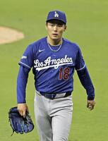 　パドレス戦の７回を投げ終え、ベンチに戻るドジャース・山本。打線の援護がなく４敗目を喫した＝サンディエゴ（共同）