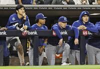 　パドレス戦の９回、ベンチで試合を見つめるドジャース・大谷（左端）。右端は佐々木＝サンディエゴ（共同）