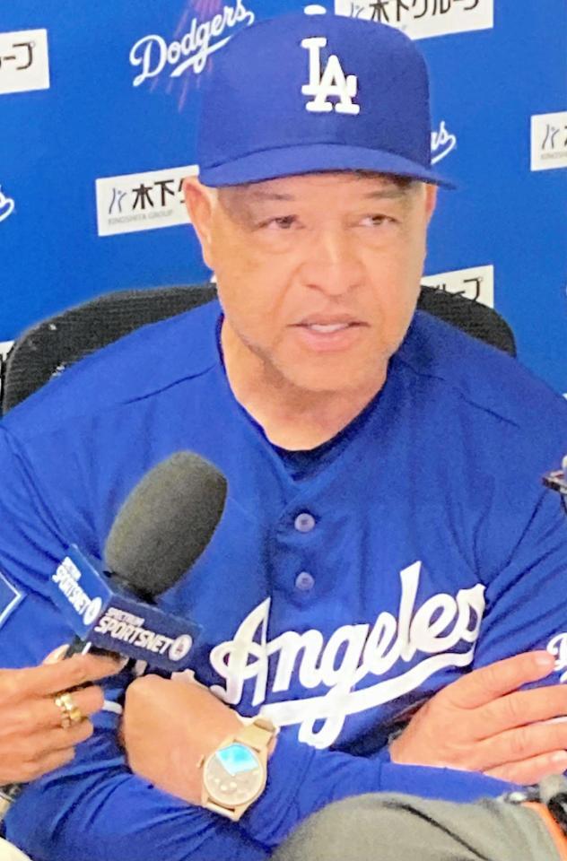 　試合後の会見でキム・ヘソンの走塁について語るロバーツ監督（撮影・小林信行）