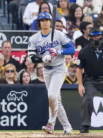 　パドレス戦の３回、四球を選ぶドジャース・大谷＝サンディエゴ（共同）