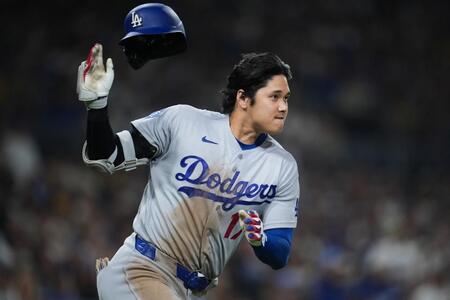 ８回、右翼線二塁打でヘルメットを飛ばしながら激走する大谷（提供・ＡＰ／アフロ）