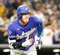 ８回、右前打を放ち、一塁へ向かうドジャース・大谷（共同）