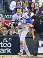 　パドレス戦の３回、四球を選ぶドジャース・大谷＝サンディエゴ（共同）