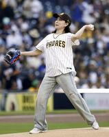 　パドレス－ドジャース戦で、始球式を務める石川佳純さん＝サンディエゴ（共同）