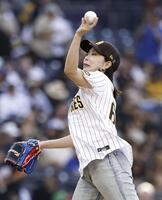 　パドレス－ドジャース戦で、始球式を務める石川佳純さん＝サンディエゴ（共同）