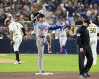 　パドレス戦の８回、二塁打を放ち塁上でポーズをとるドジャース・大谷＝サンディエゴ（共同）