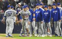 　パドレスに勝利し、チームメートを迎えるドジャース・大谷（17）。前列右端は佐々木＝サンディエゴ（共同）