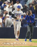 　試合後、マウンドに向かうドジャース・大谷＝サンディエゴ（共同）