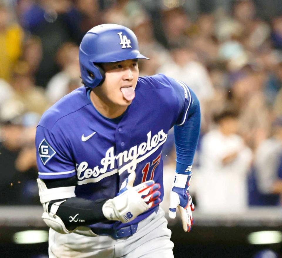 ８回、右前打を放ち、一塁へ向かうドジャース・大谷（共同）