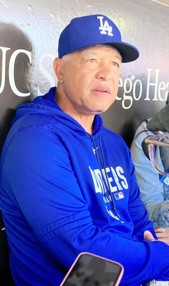 　試合前、報道陣の取材に応じるロバーツ監督（撮影・小林信行）