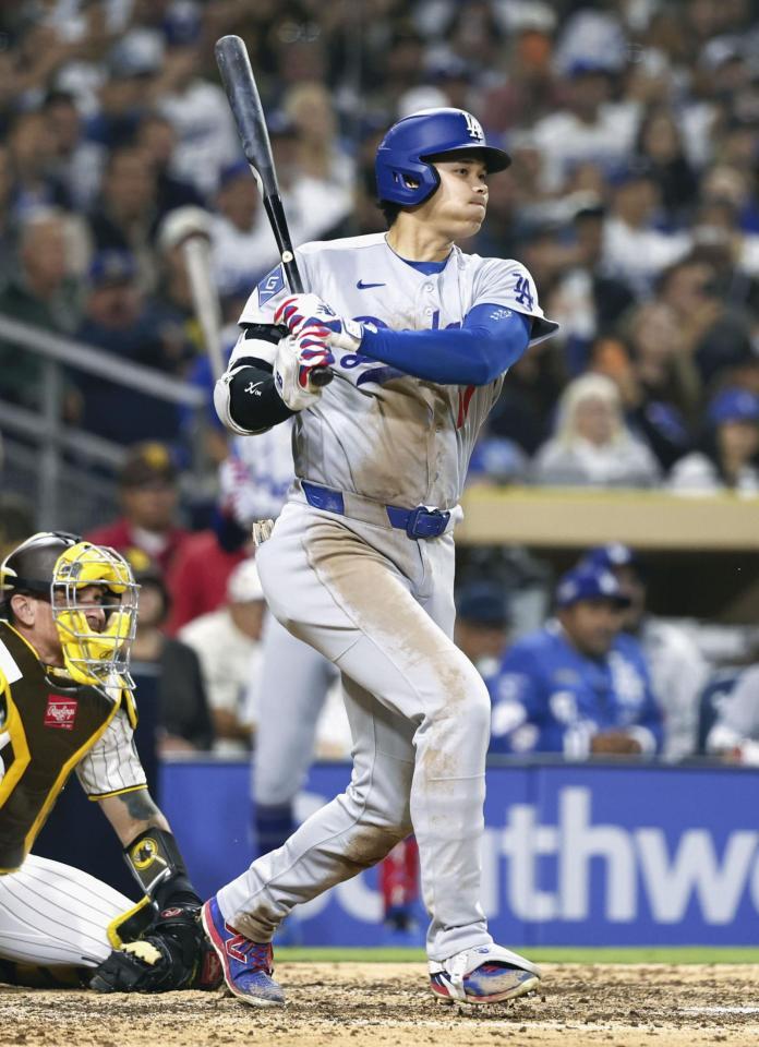 　パドレス戦の８回、右翼線に二塁打を放つドジャース・大谷＝サンディエゴ（共同）