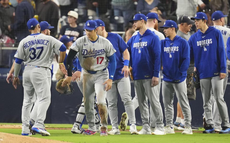　パドレスに勝利し、チームメートを迎えるドジャース・大谷（17）。前列右端は佐々木＝サンディエゴ（共同）