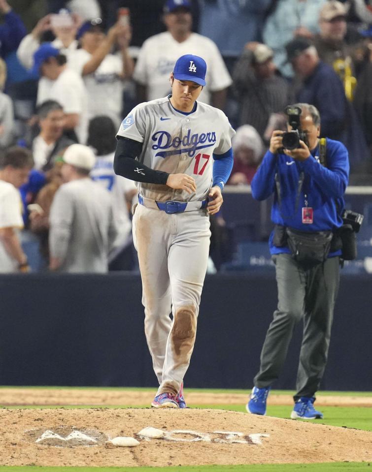　試合後、マウンドに向かうドジャース・大谷＝サンディエゴ（共同）