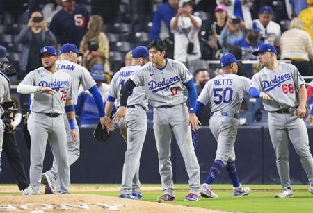 　パドレスに勝利しチームメートとタッチを交わすドジャース・大谷（中央）＝サンディエゴ（共同）