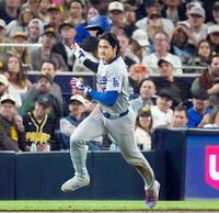 　８回、二塁打を放ち、ヘルメットを飛ばして一塁へ向かうドジャース・大谷（共同）