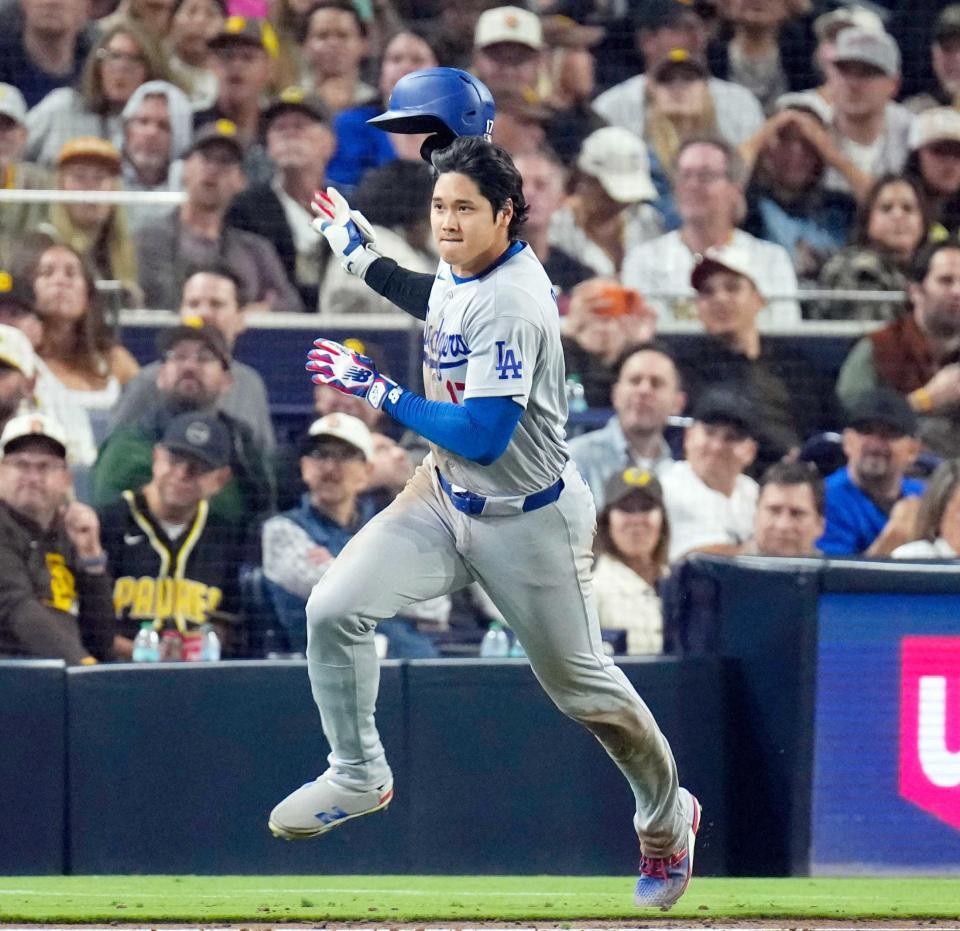 　８回、二塁打を放ち、ヘルメットを飛ばして一塁へ向かうドジャース・大谷（共同）