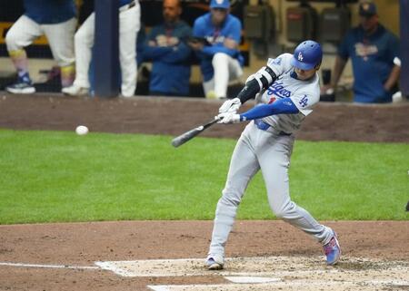 　ブルワーズ戦の４回、右前打を放つドジャース・大谷＝ミルウォーキー（共同）