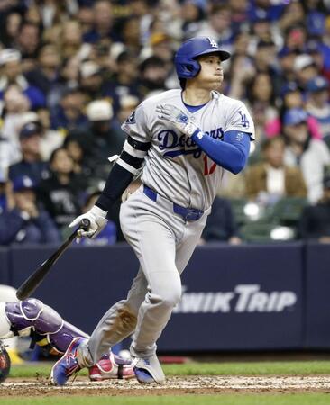 　ブルワーズ戦の４回、右前打を放つドジャース・大谷＝ミルウォーキー（共同）