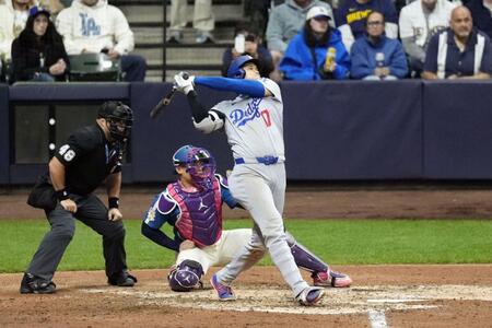 　ブルワーズ戦の７回、左犠飛を放つドジャース・大谷＝ミルウォーキー（共同）