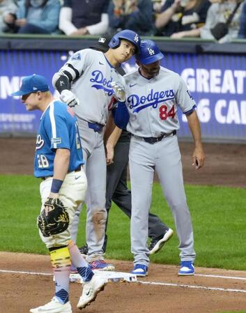 　ブルワーズ戦の４回、右前打で出塁したドジャース・大谷＝ミルウォーキー（共同）