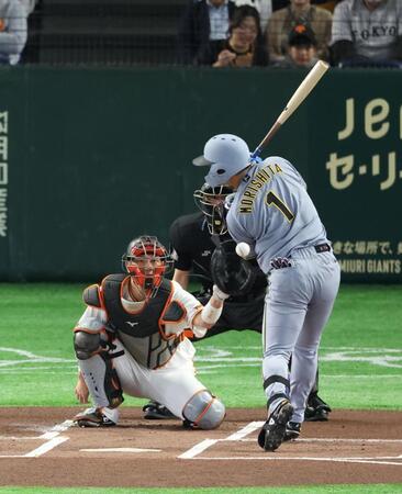 １回、死球を受ける森下（撮影・金田祐二）