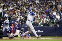 　ブルワーズ戦の４回、右前打を放つドジャース・大谷＝ミルウォーキー（共同）