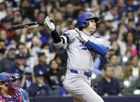　ブルワーズ戦の４回、右前打を放つドジャース・大谷＝ミルウォーキー（共同）