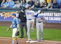　ブルワーズ戦の４回、右前打で出塁したドジャース・大谷＝ミルウォーキー（共同）