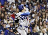 　ブルワーズ戦の７回、左犠飛を放つドジャース・大谷＝ミルウォーキー（共同）