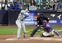　ブルワーズ戦の５回、空振り三振に倒れるドジャース・大谷＝ミルウォーキー（共同）