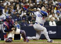 　ブルワーズ戦の５回、空振り三振に倒れるドジャース・大谷＝ミルウォーキー（共同）