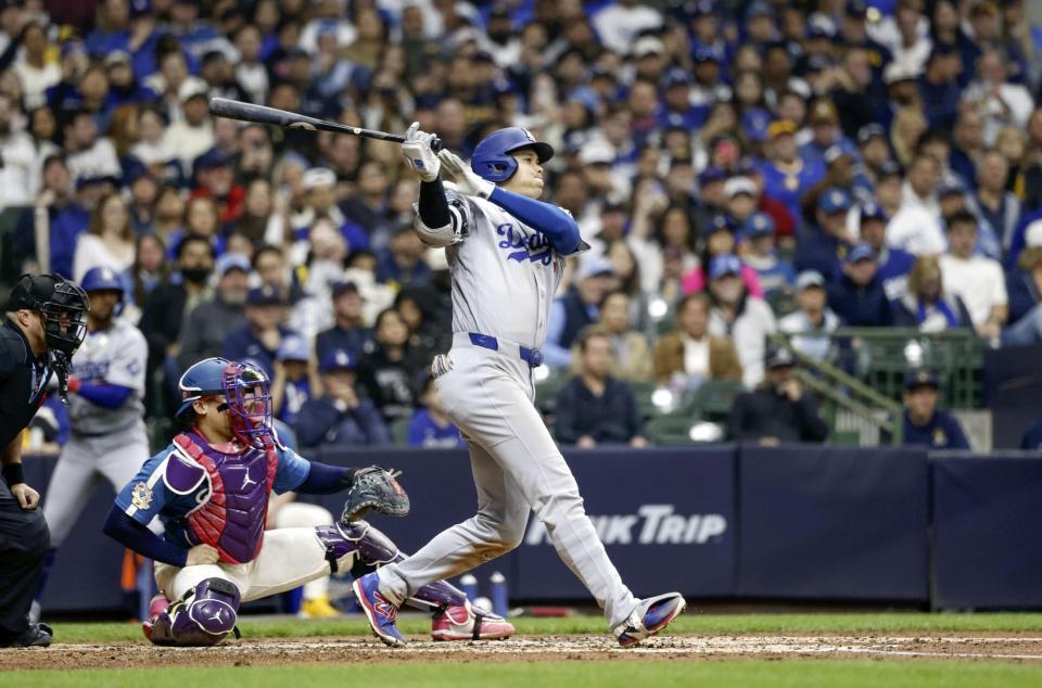 　ブルワーズ戦の４回、右前打を放つドジャース・大谷＝ミルウォーキー（共同）