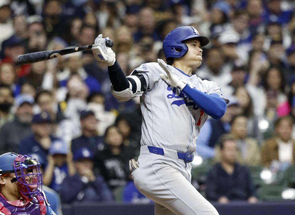 　ブルワーズ戦の４回、右前打を放つドジャース・大谷＝ミルウォーキー（共同）