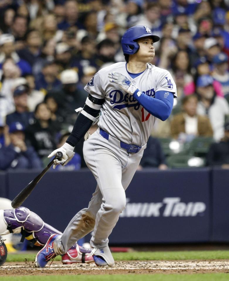 　ブルワーズ戦の４回、右前打を放つドジャース・大谷＝ミルウォーキー（共同）