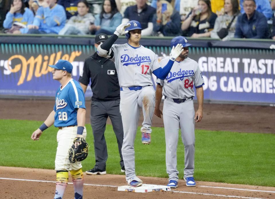 　ブルワーズ戦の４回、右前打で出塁したドジャース・大谷＝ミルウォーキー（共同）