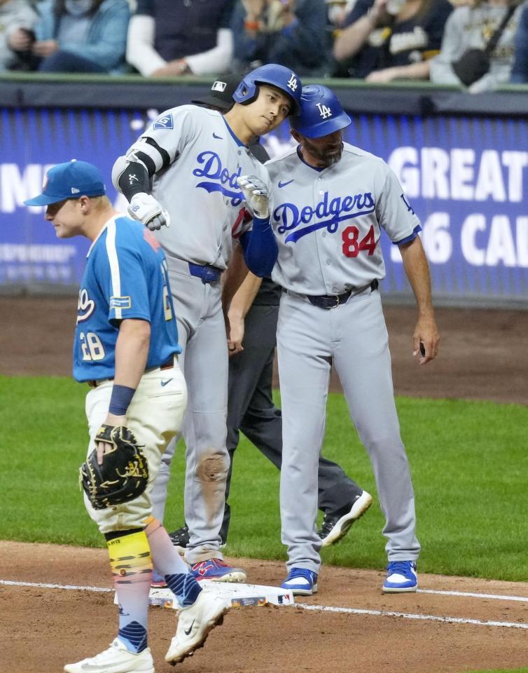 　ブルワーズ戦の４回、右前打で出塁したドジャース・大谷＝ミルウォーキー（共同）